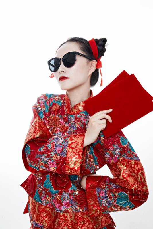 身穿中国传统服饰的青年女性图片