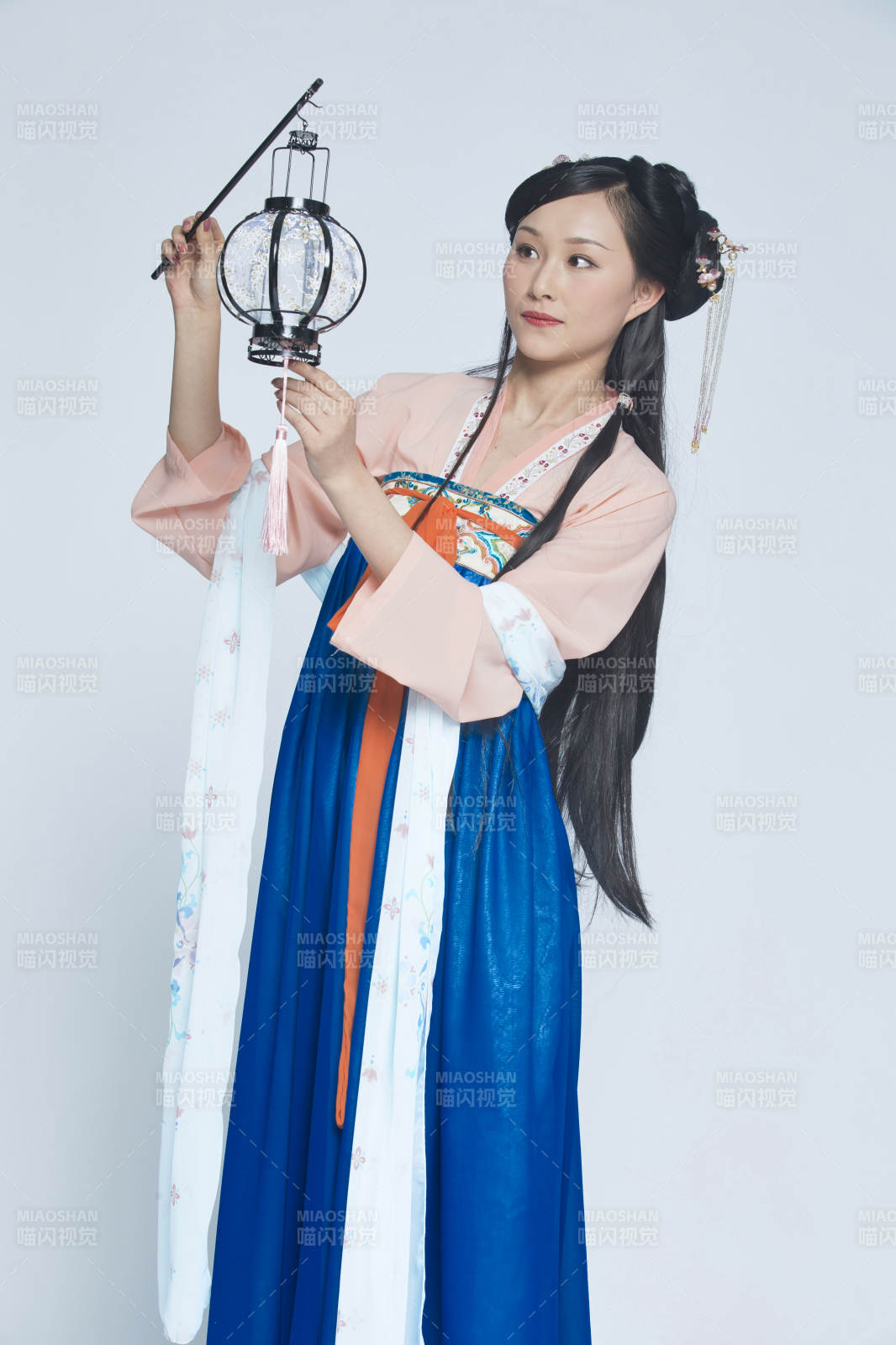 身穿古装的汉服女性人像汉服影棚拍摄图片