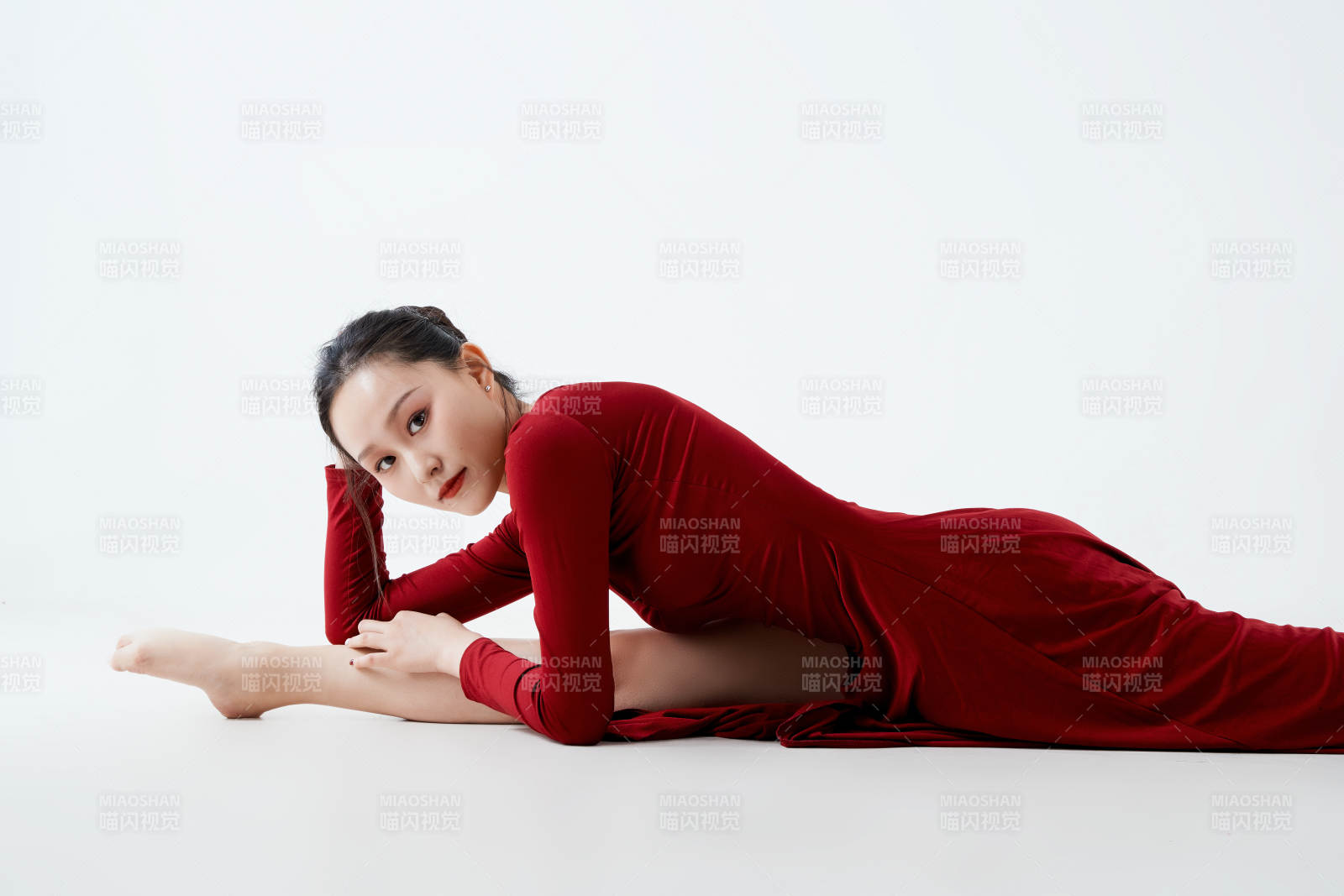 穿着红色长裙翩翩起舞的少女图片