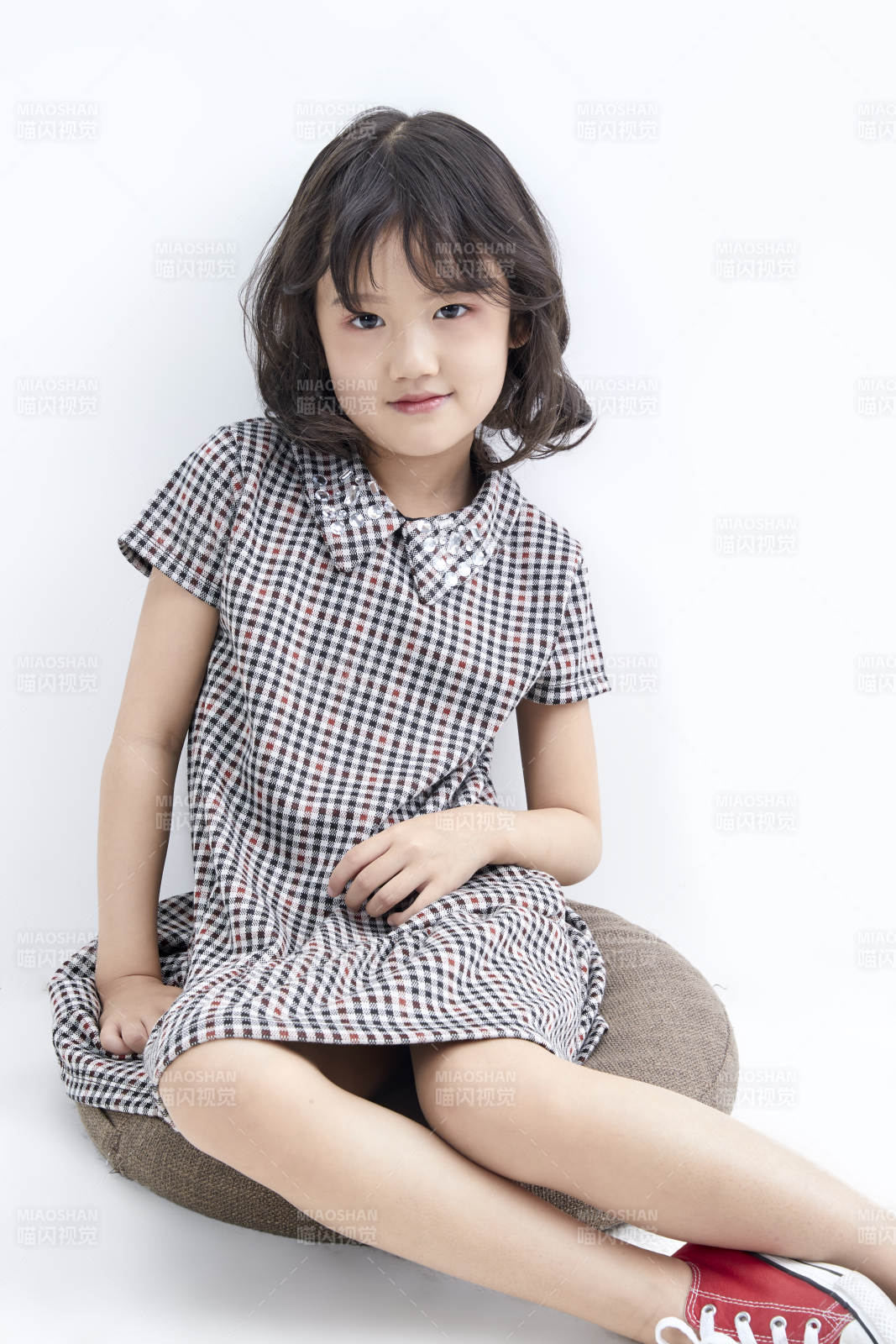 白色色背景的可爱的亚洲小女孩儿童图片