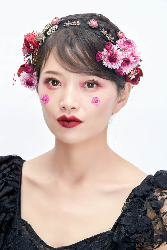 白色背景下的新娘彩妆美女人像图片