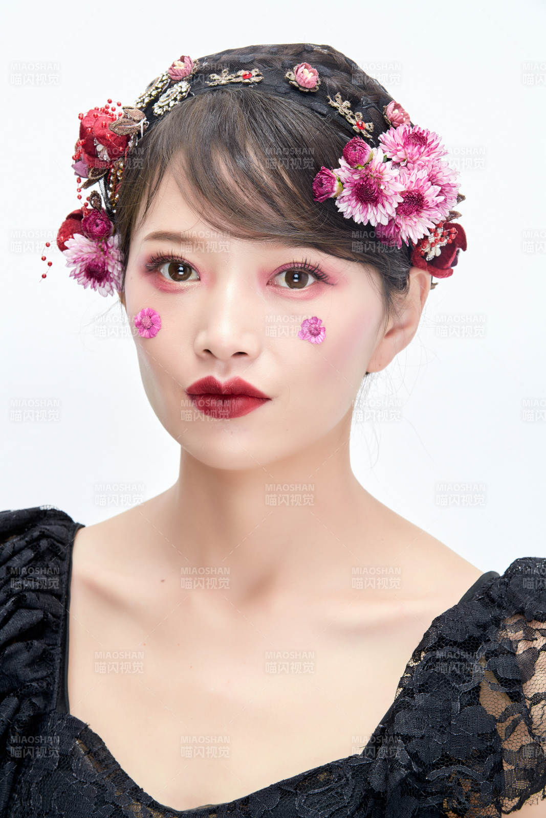 白色背景下的新娘彩妆美女人像图片