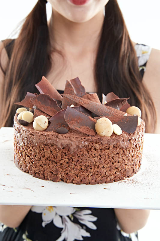 喝红酒品尝蛋糕的年轻女性图片