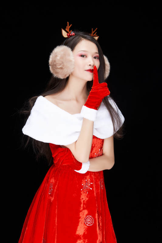 身穿圣诞服饰手提购物袋性感可爱的圣诞女郎图片