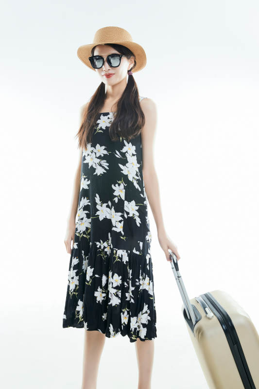 白色背景下准备出发旅行的美丽东方女大学生图片