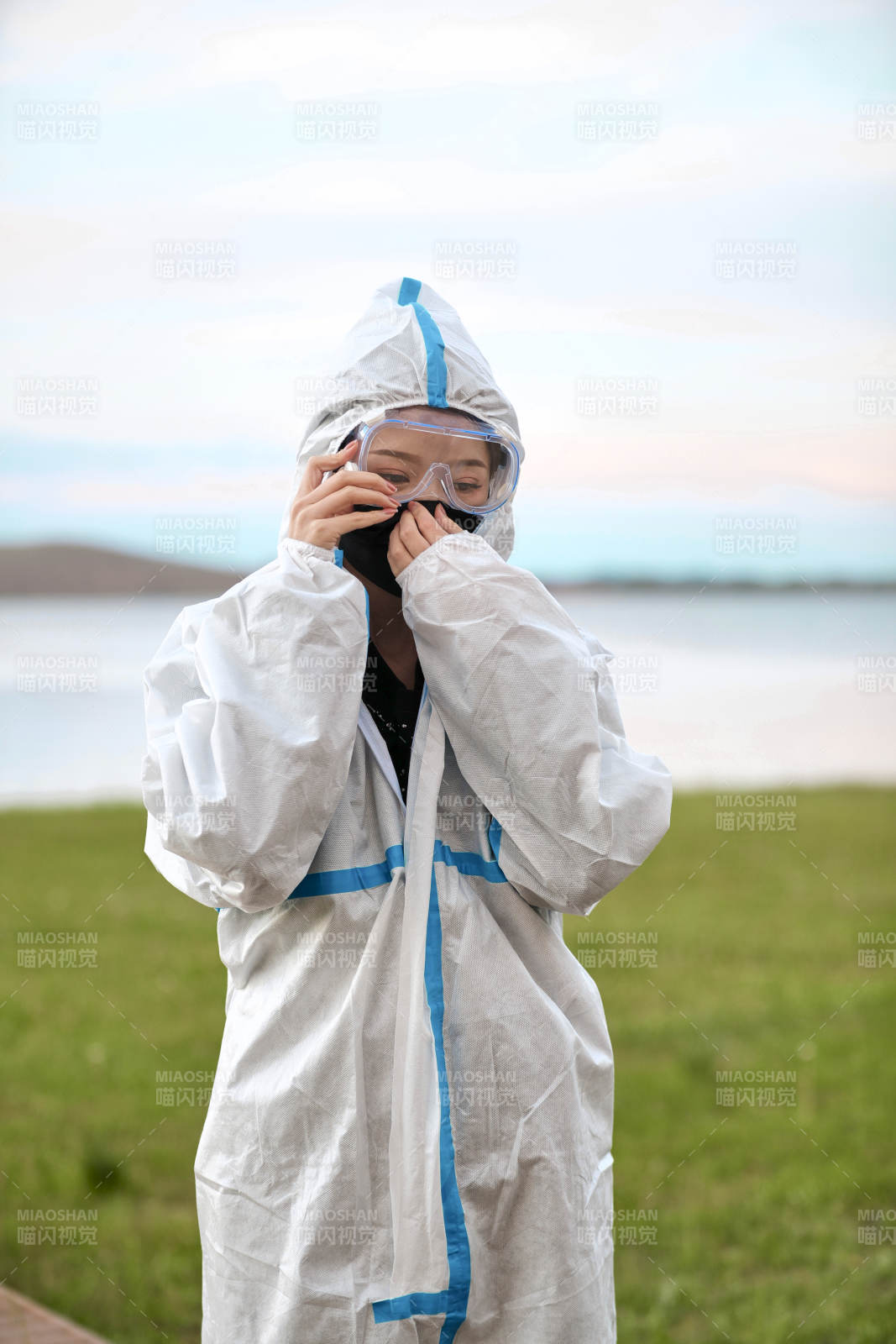 穿白色防护服佩戴护目镜口罩的女性防护人员图片