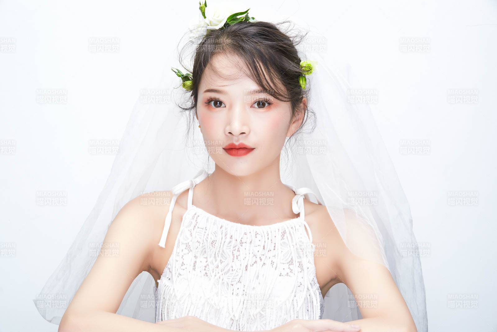 棚拍白色背景下的新娘美妆图片