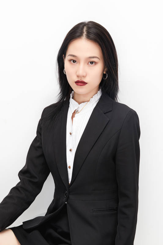 身穿西服拿着文件夹的美丽商务女士图片