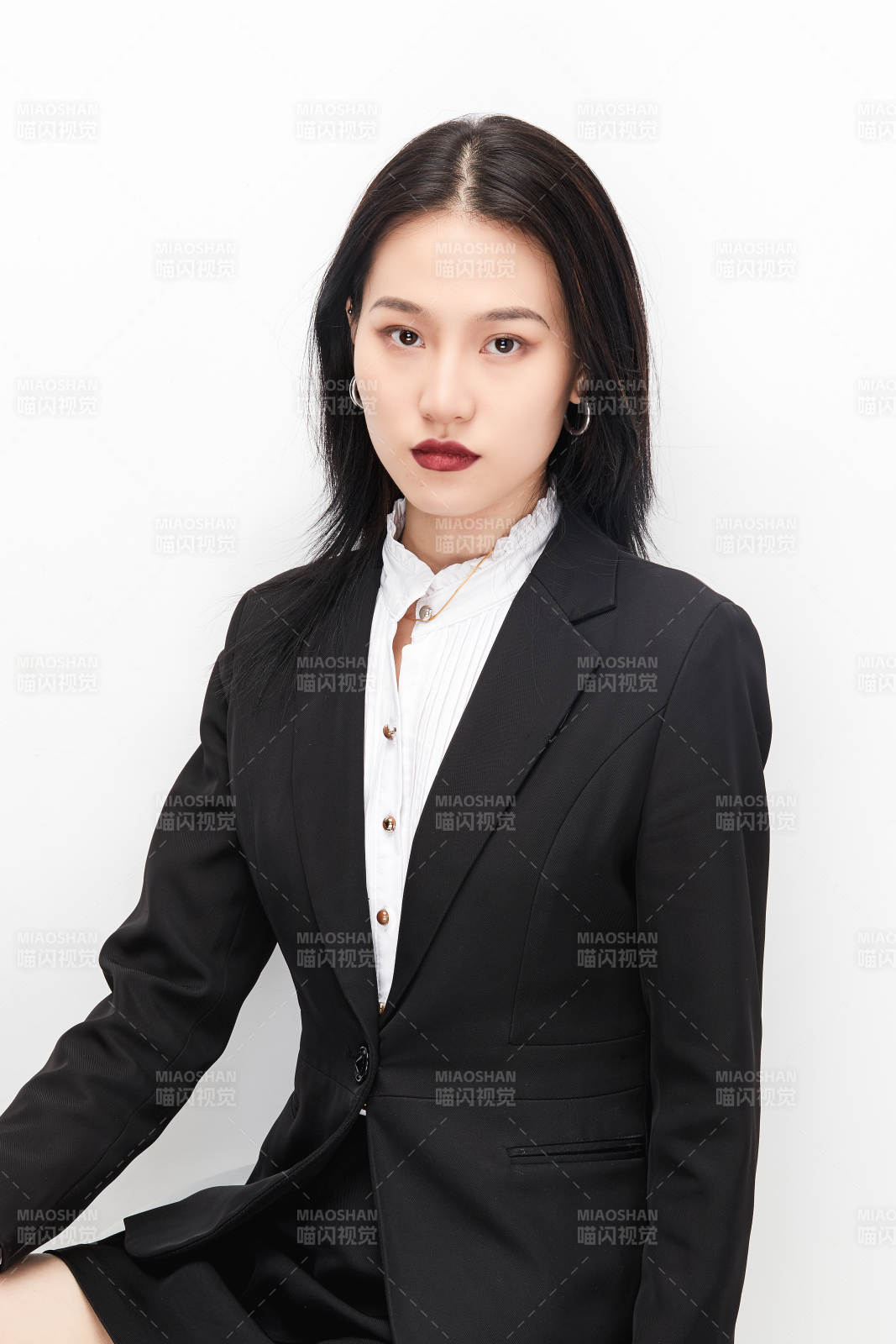 身穿西服拿着文件夹的美丽商务女士图片