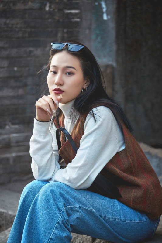 老旧城区里穿着复古港风的美丽清纯少女图片