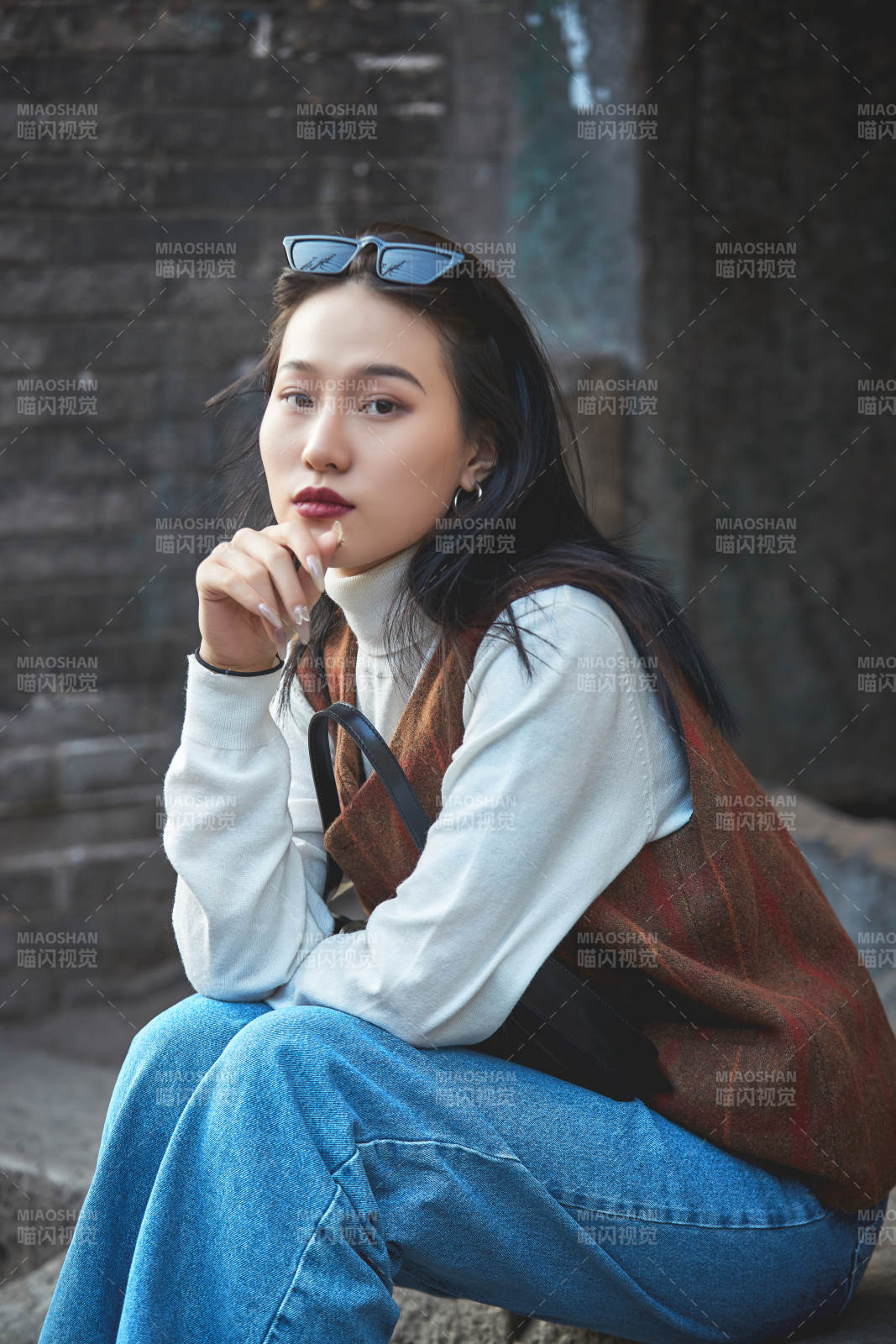 老旧城区里穿着复古港风的美丽清纯少女图片