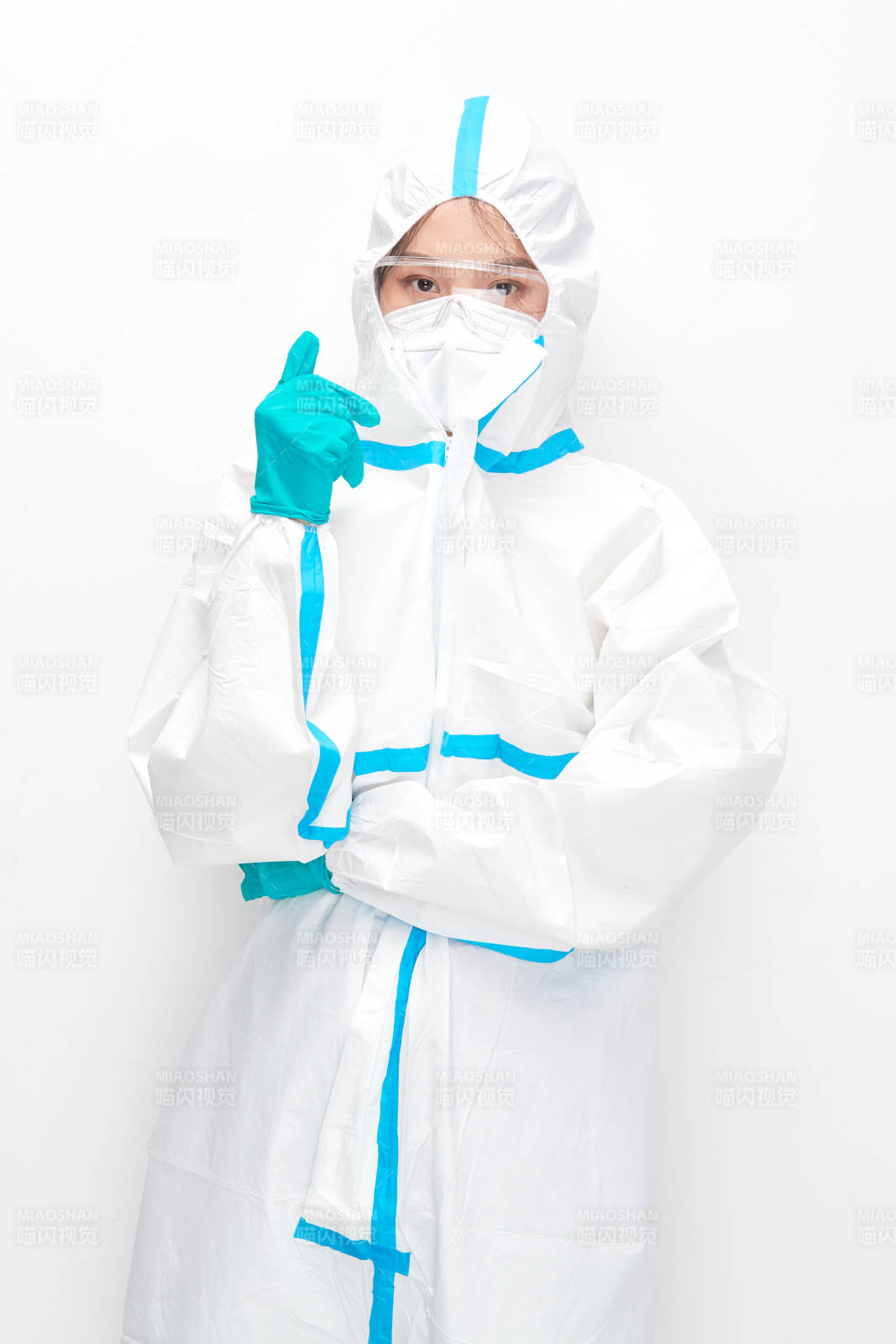 穿白色防护服佩戴护目镜口罩的女性医疗人员图片