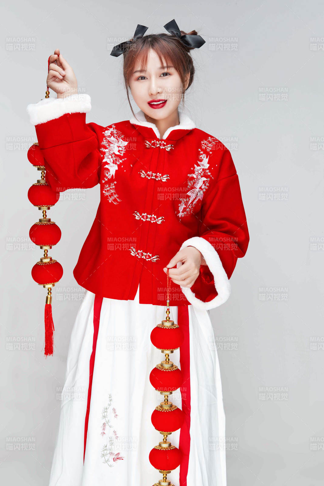 手提红灯笼身穿喜庆汉服的可爱少女图片