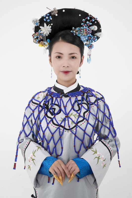 白色背景下的清代女性古装造型清朝古装图片