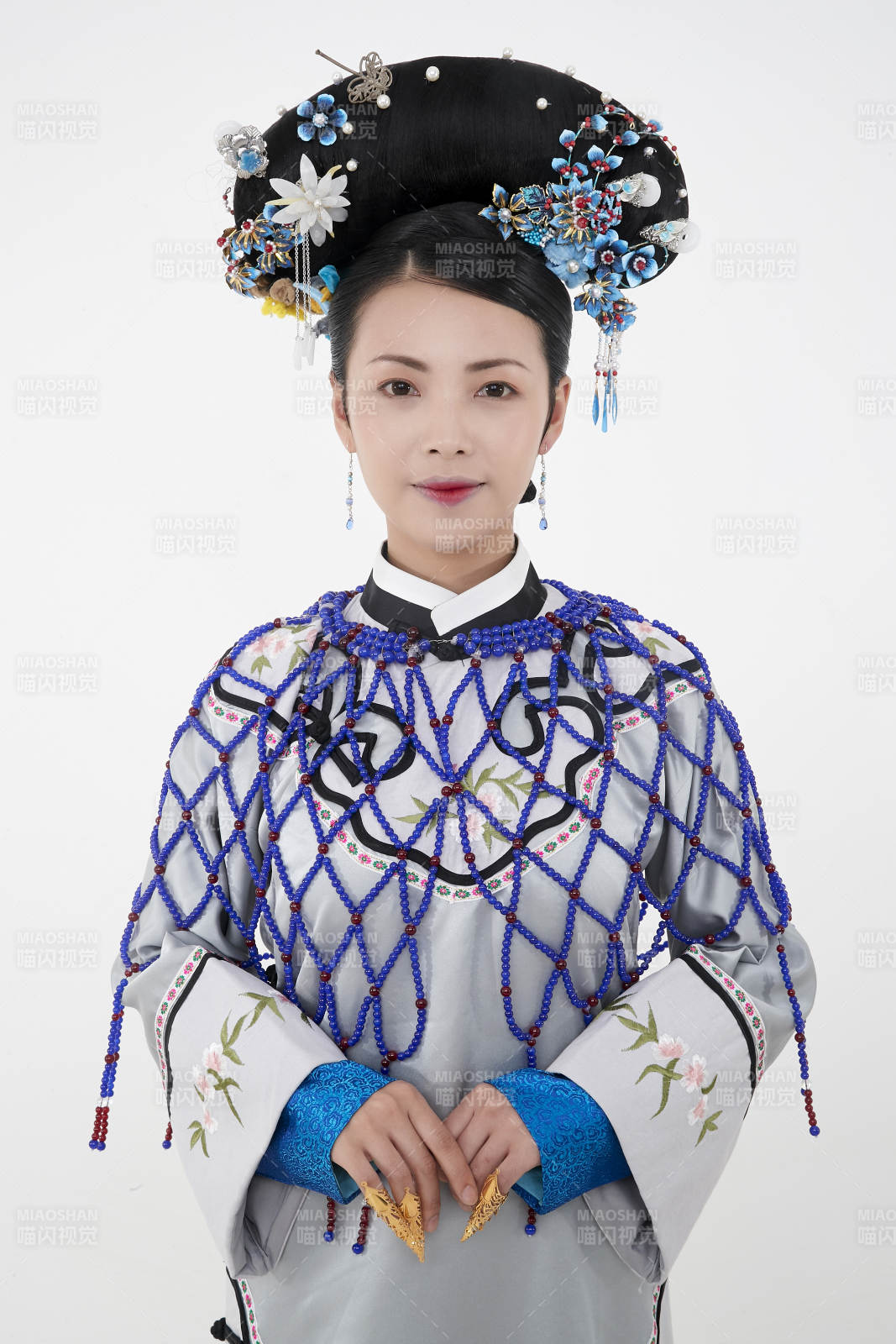 白色背景下的清代女性古装造型清朝古装图片