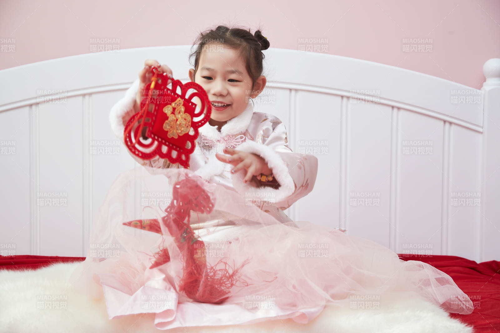 在家玩耍的亚洲小女孩图片
