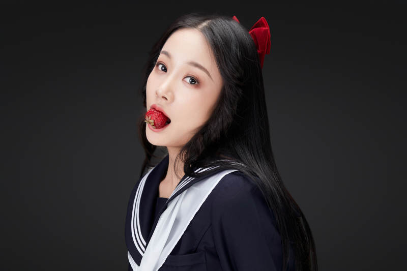 吃水果的亚洲东方长发少女图片