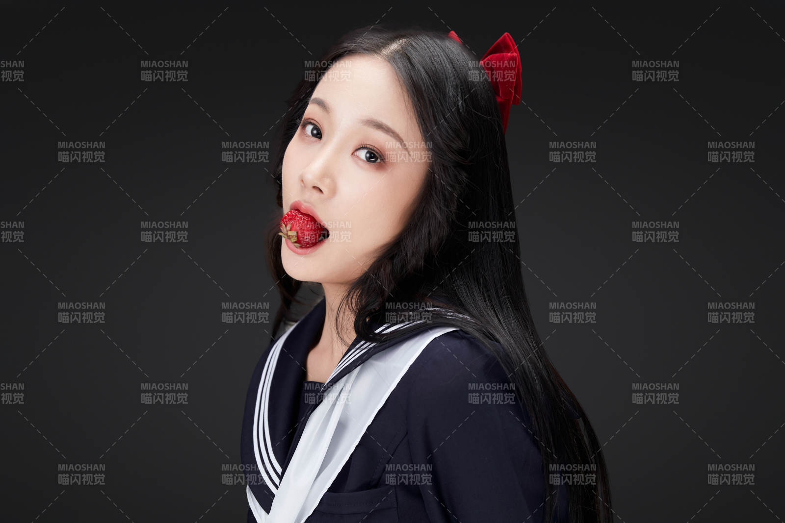 吃水果的亚洲东方长发少女图片