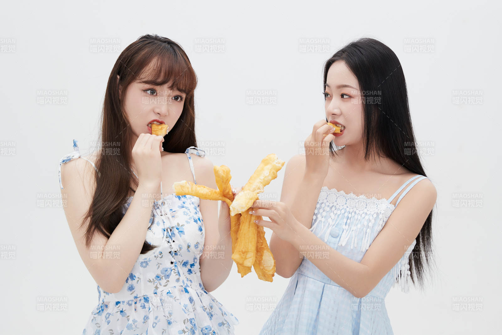 吃油条的亚洲可爱美女闺蜜图片