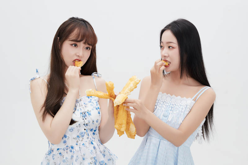 吃油条的亚洲可爱美女闺蜜图片