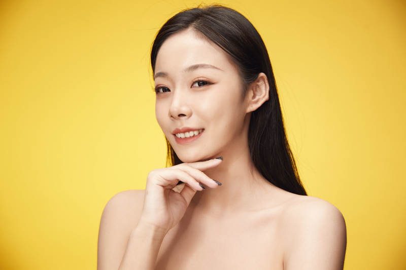 亚洲美女面部特写化妆护肤图片