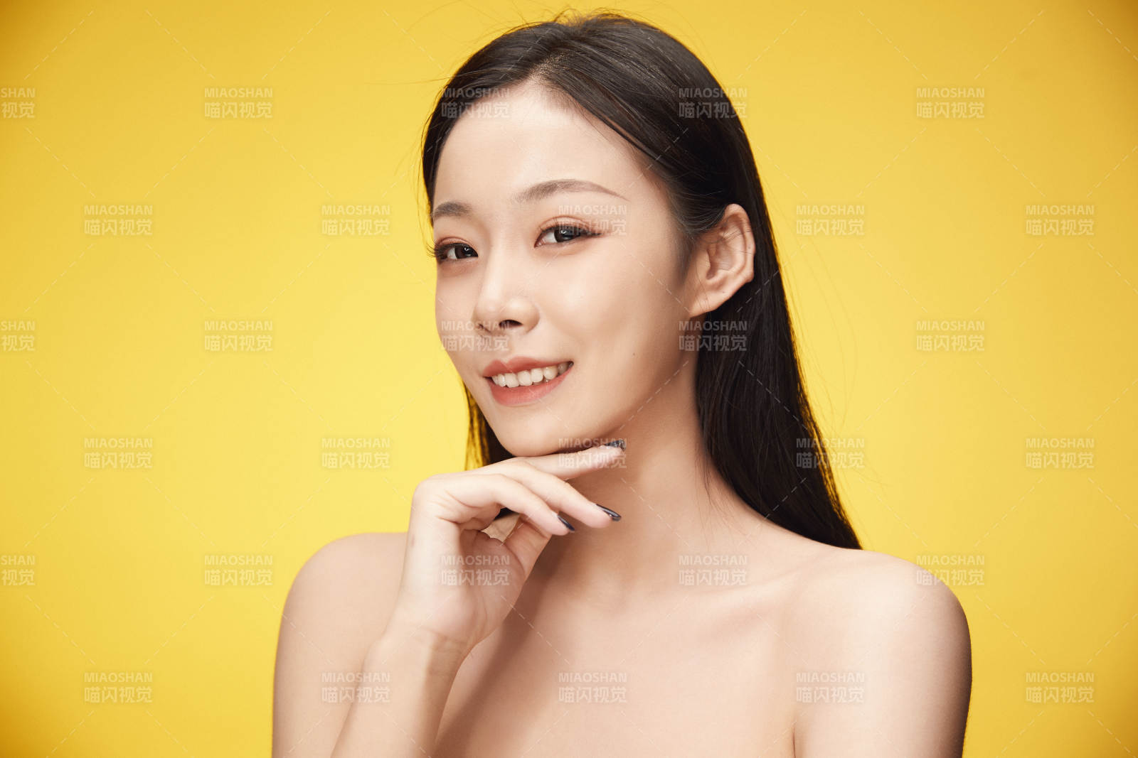 亚洲美女面部特写化妆护肤图片