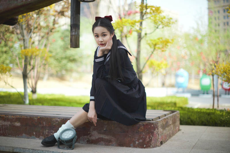 日系户外公园穿jk校服的少女图片