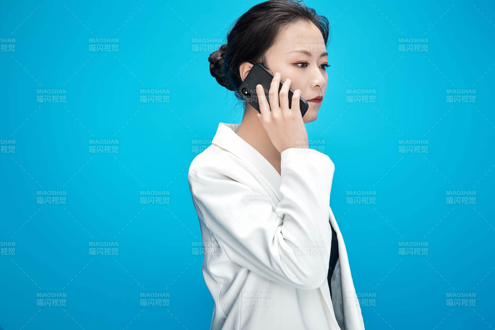 身穿西服拿着手机与文件夹的亚洲商务女士图片