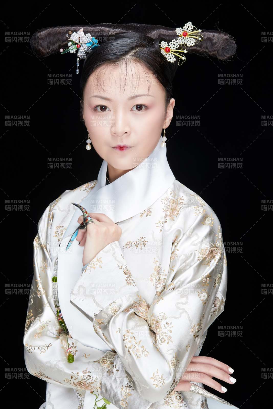 黑色背景下的清代女性古装造型清朝古装图片