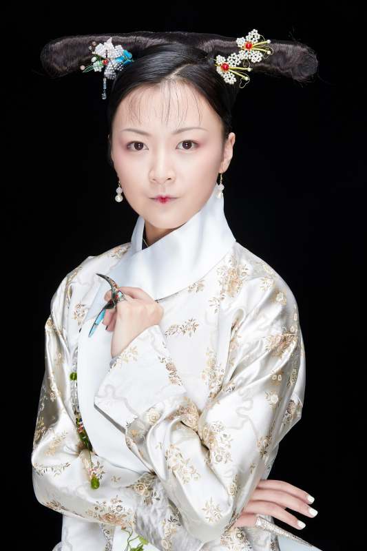 黑色背景下的清代女性古装造型清朝古装图片