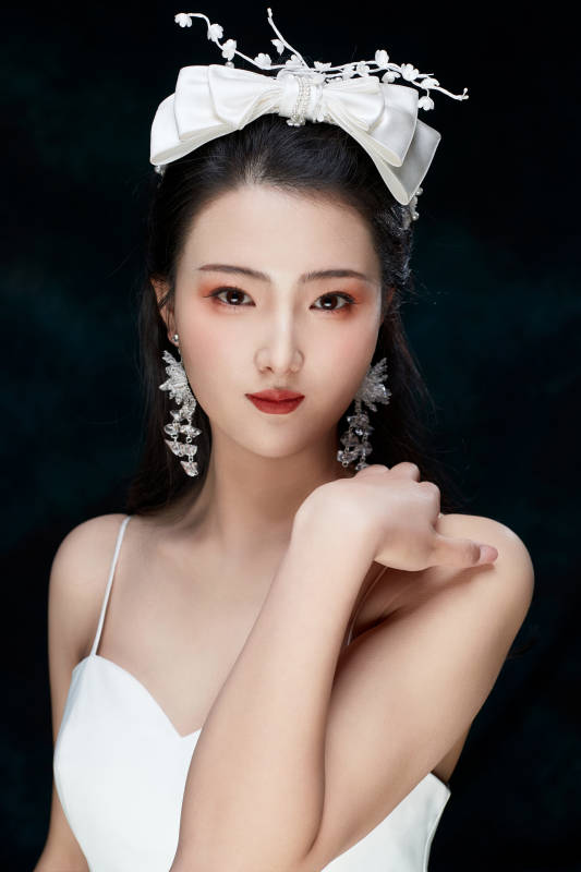 黑色背景下的女性复古婚纱妆面图片