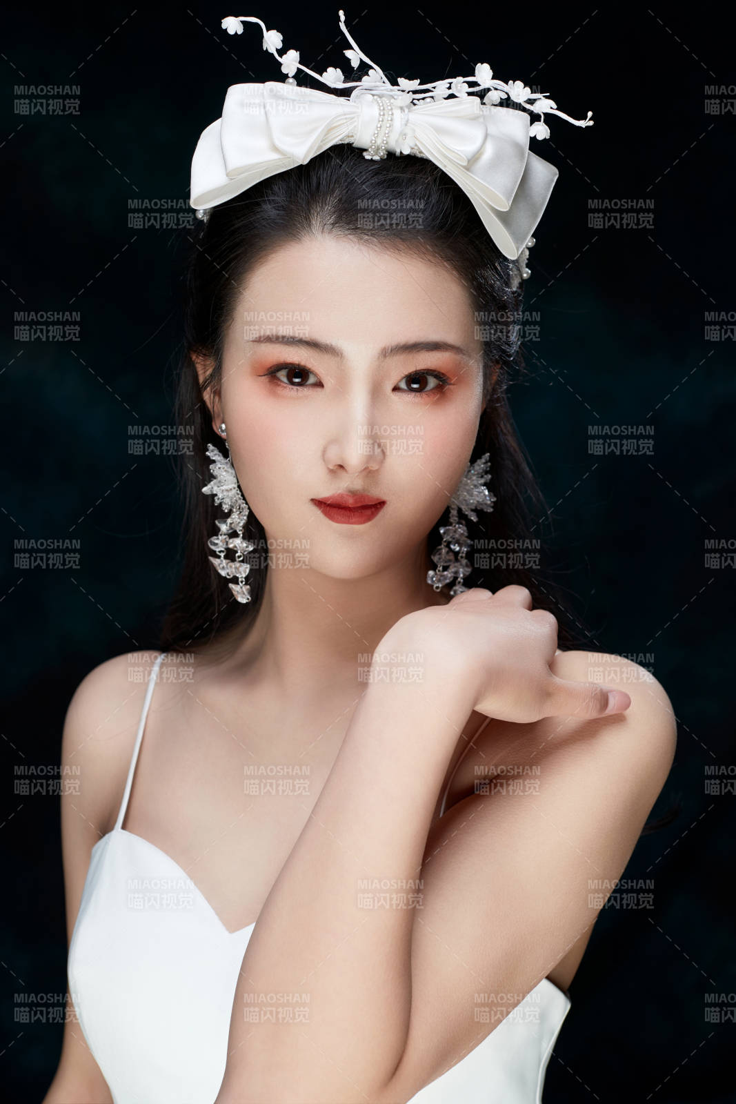 黑色背景下的女性复古婚纱妆面图片