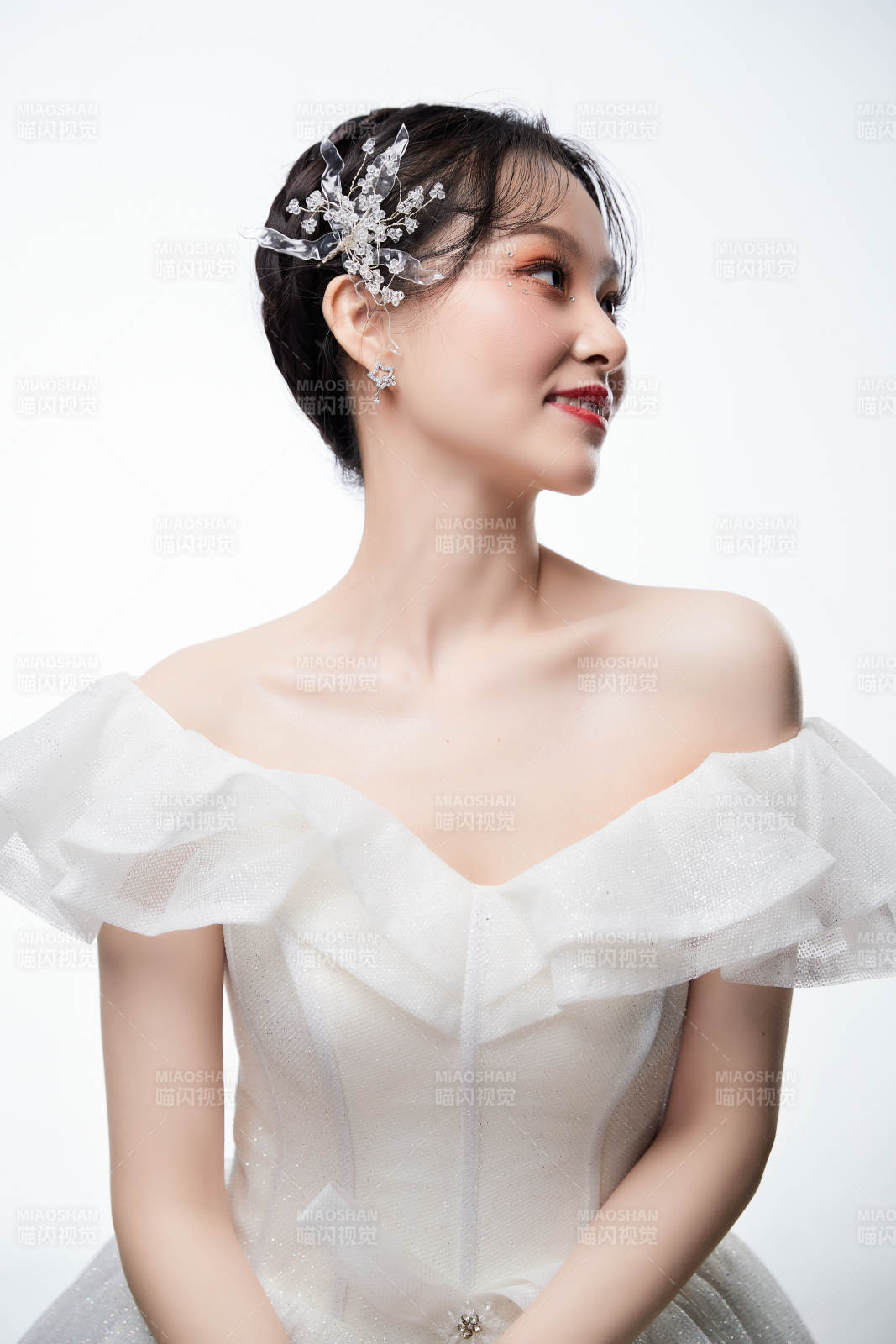 女性婚纱妆面图片