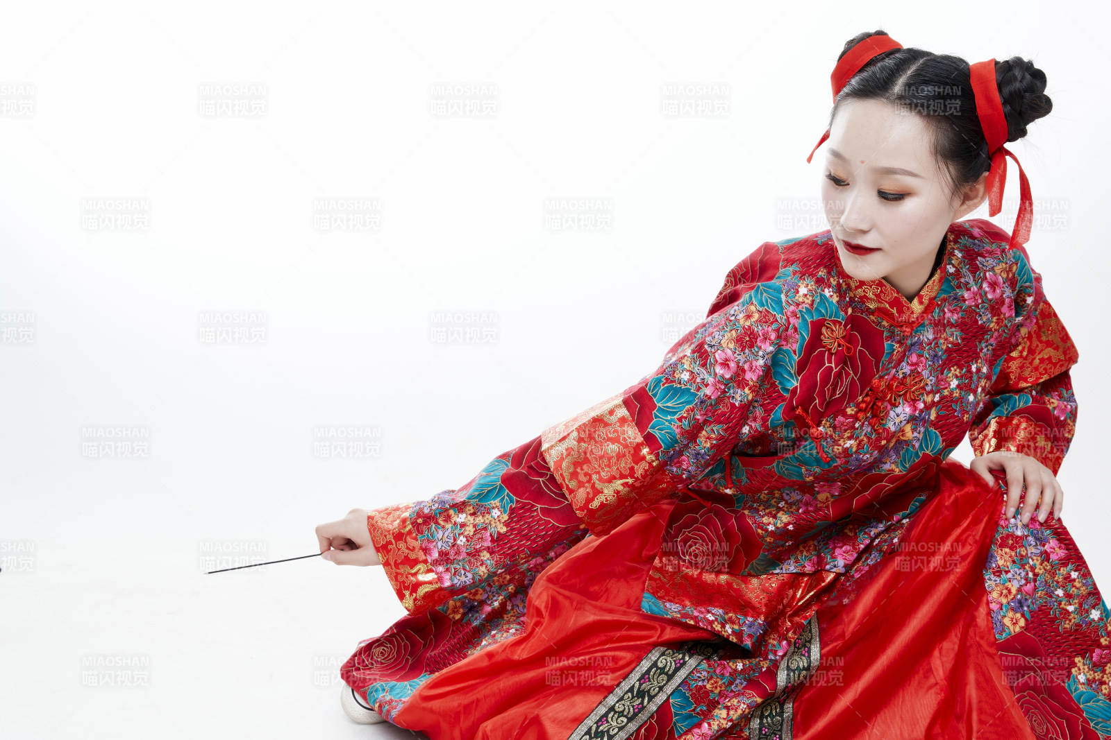 身穿中国传统服饰的青年女性图片