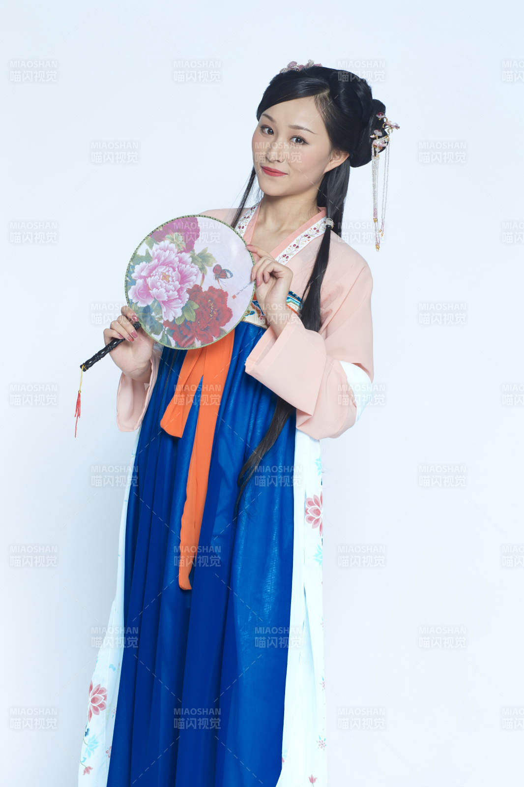 身穿古装的汉服女性人像汉服影棚拍摄图片