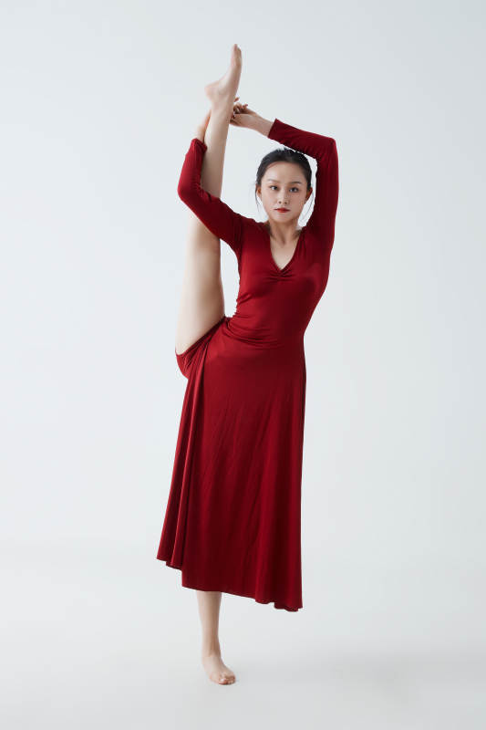 穿着红色长裙翩翩起舞的少女图片