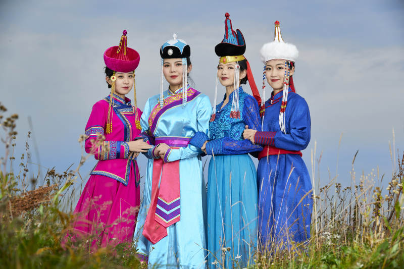 草原上穿着蒙古族传统服饰的年轻蒙族姐妹图片