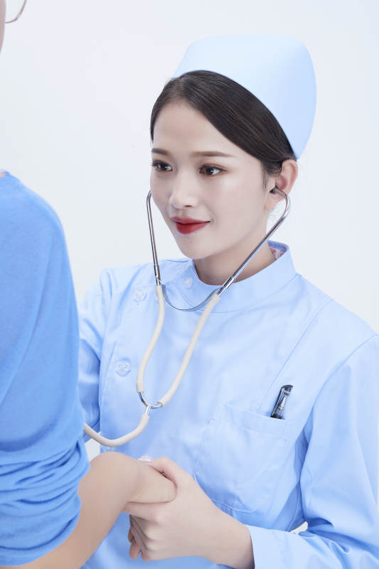 佩戴听诊器的女性医护人员为患者听诊检查图片