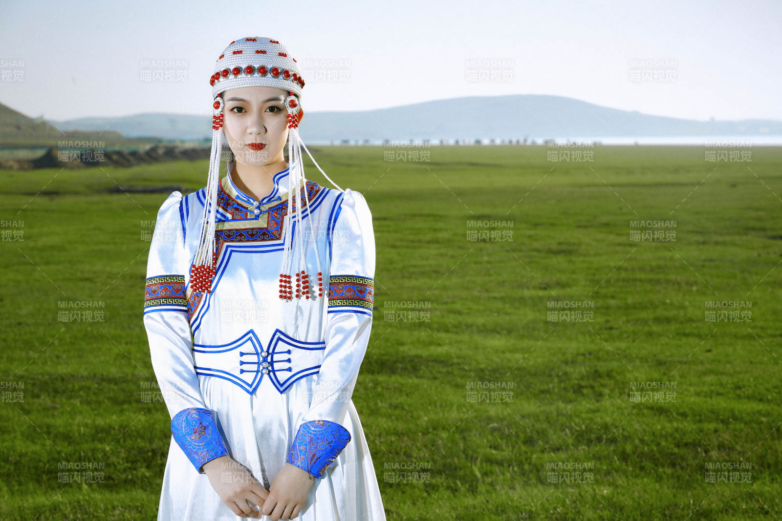 草原上穿着蒙古族传统服饰的亚洲年轻美少女图片