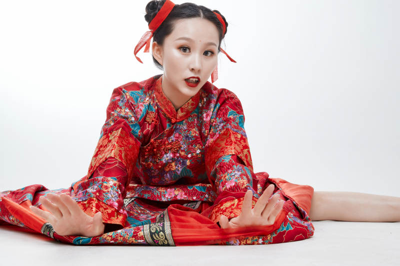 身穿中国传统服饰的青年女性图片