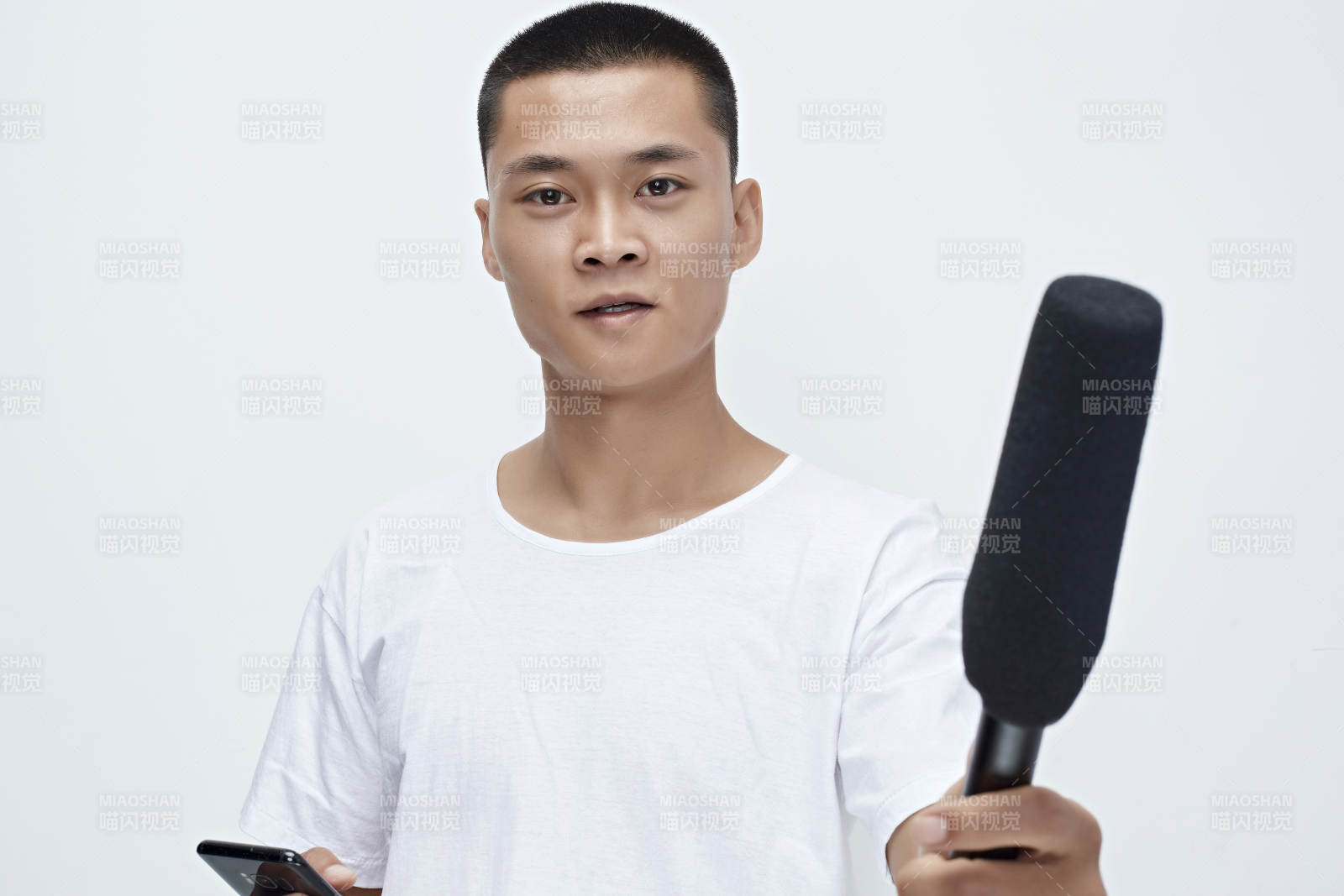 手持话筒手机进行采访的新闻工作者图片