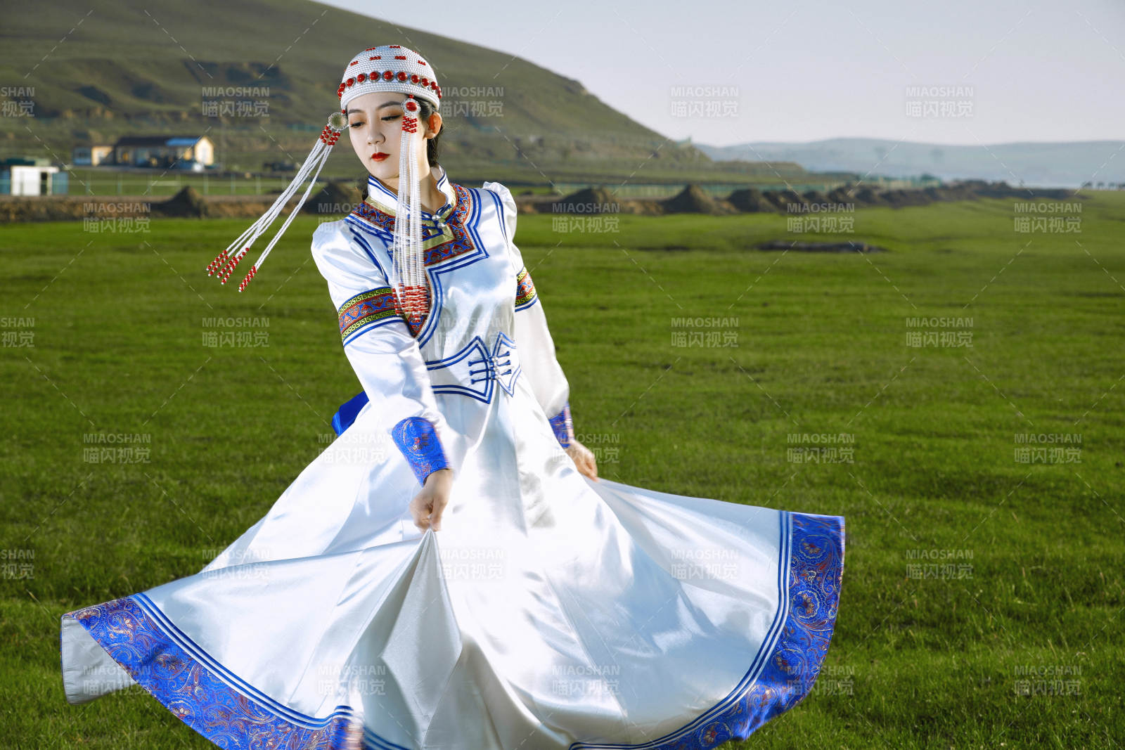 草原上穿着蒙古族传统服饰的亚洲年轻美少女图片