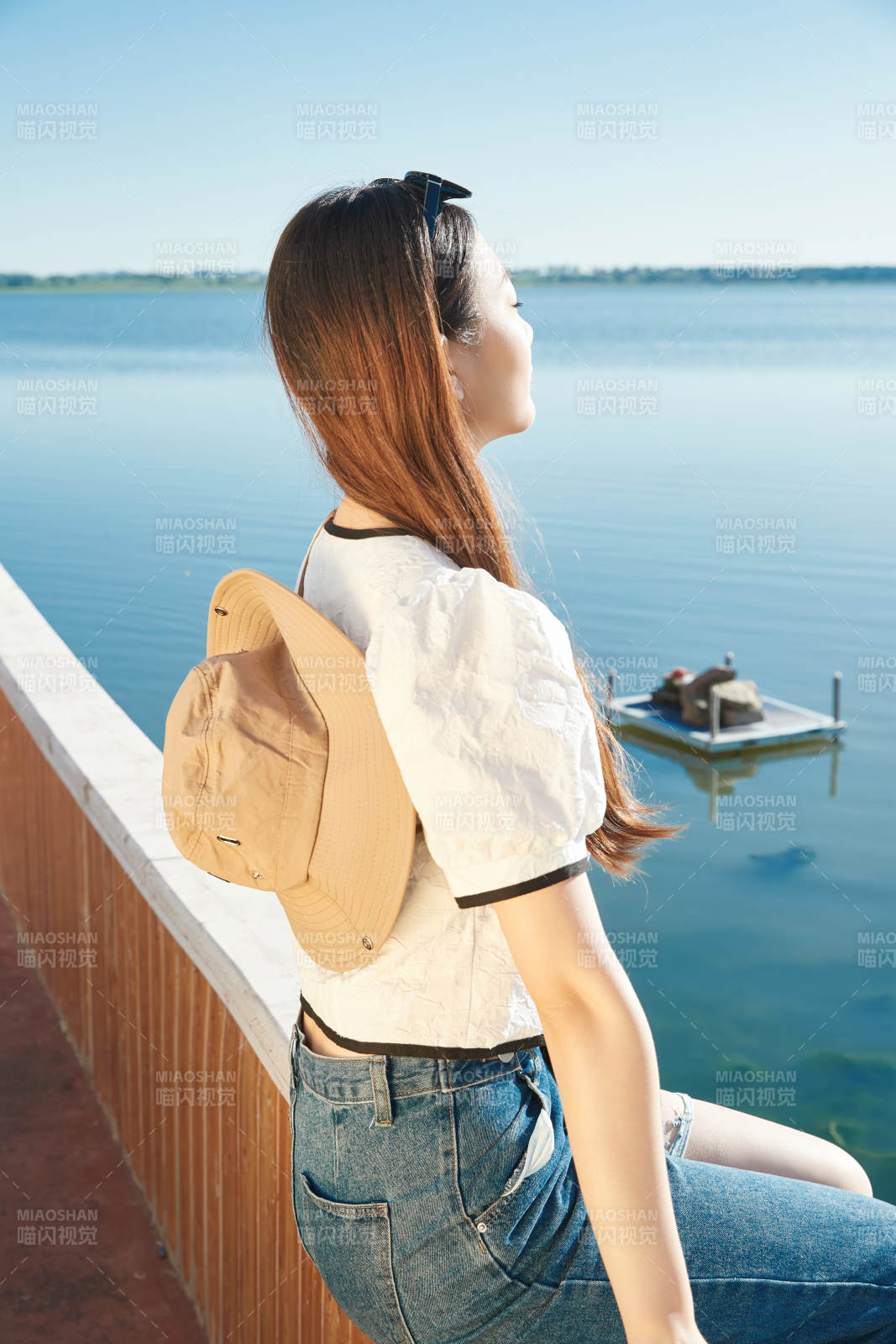 在湖畔木制帆船上的亚洲美女图片