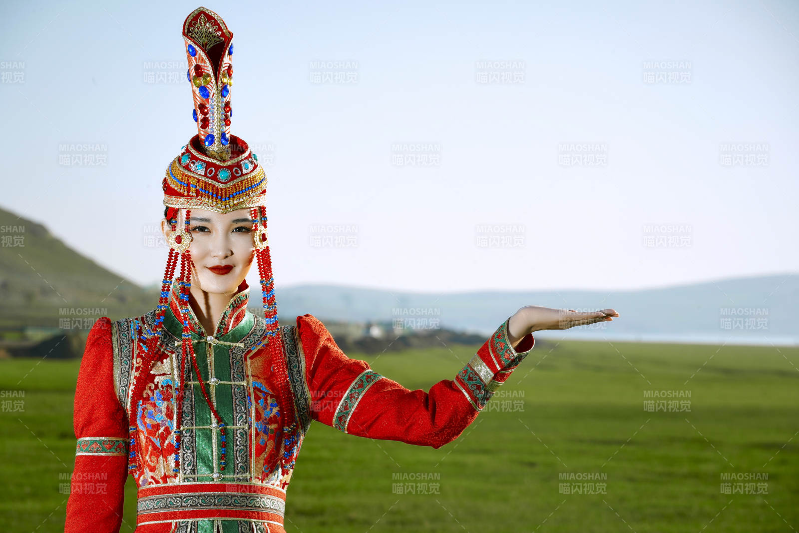 草原上穿着蒙古族传统服饰的亚洲年轻美少女图片