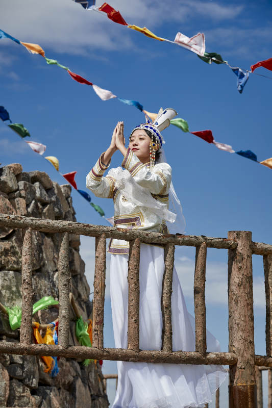 草原上金源大帐蒙古战车上身穿豪华蒙古族服饰的蒙族少女图片