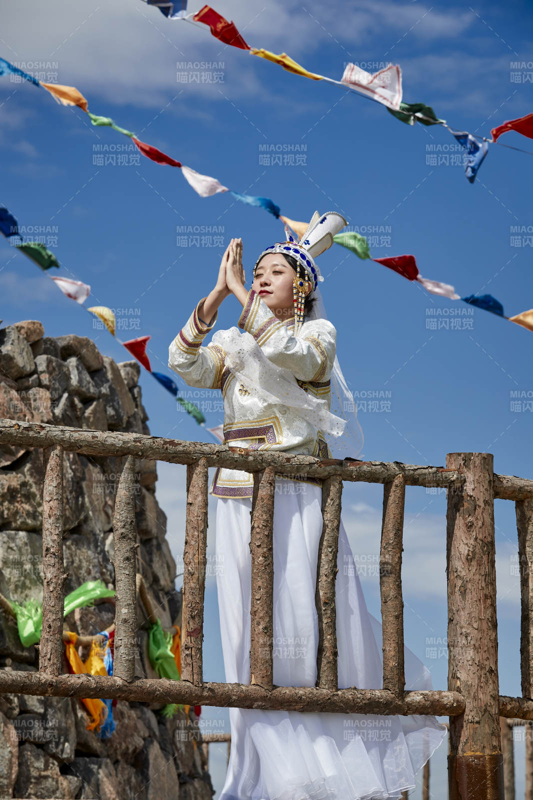 草原上金源大帐蒙古战车上身穿豪华蒙古族服饰的蒙族少女图片