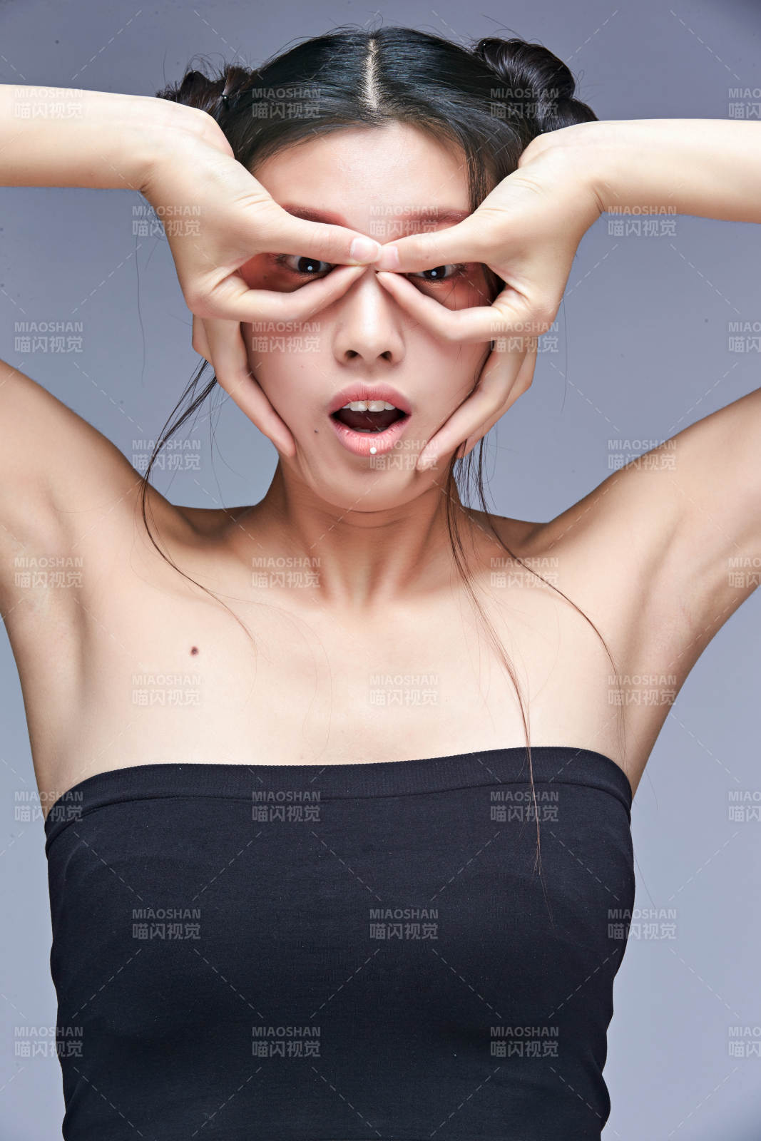 时尚彩妆女性妆面半身像图片