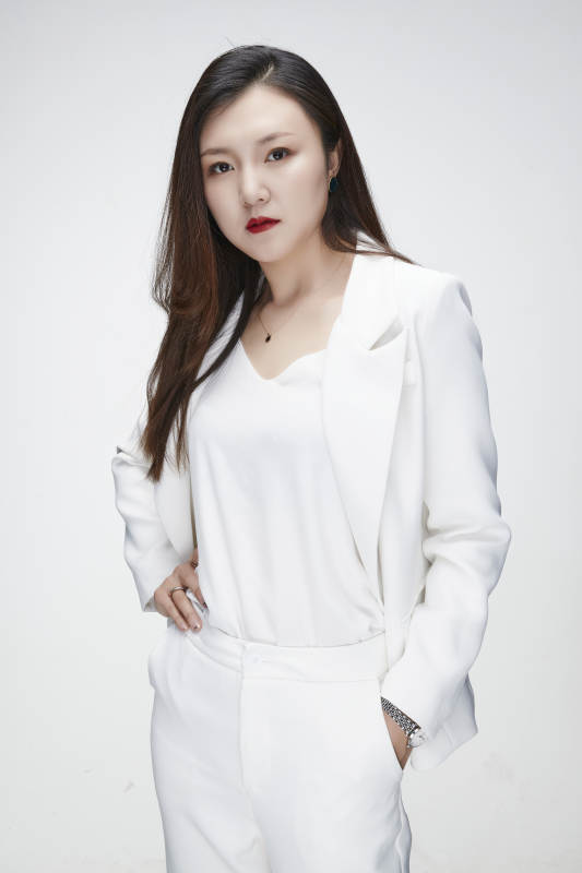 影棚拍摄白色背景亚洲年轻女性商务人像图片