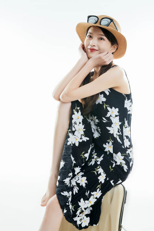 白色背景下准备出发旅行的美丽东方女大学生图片