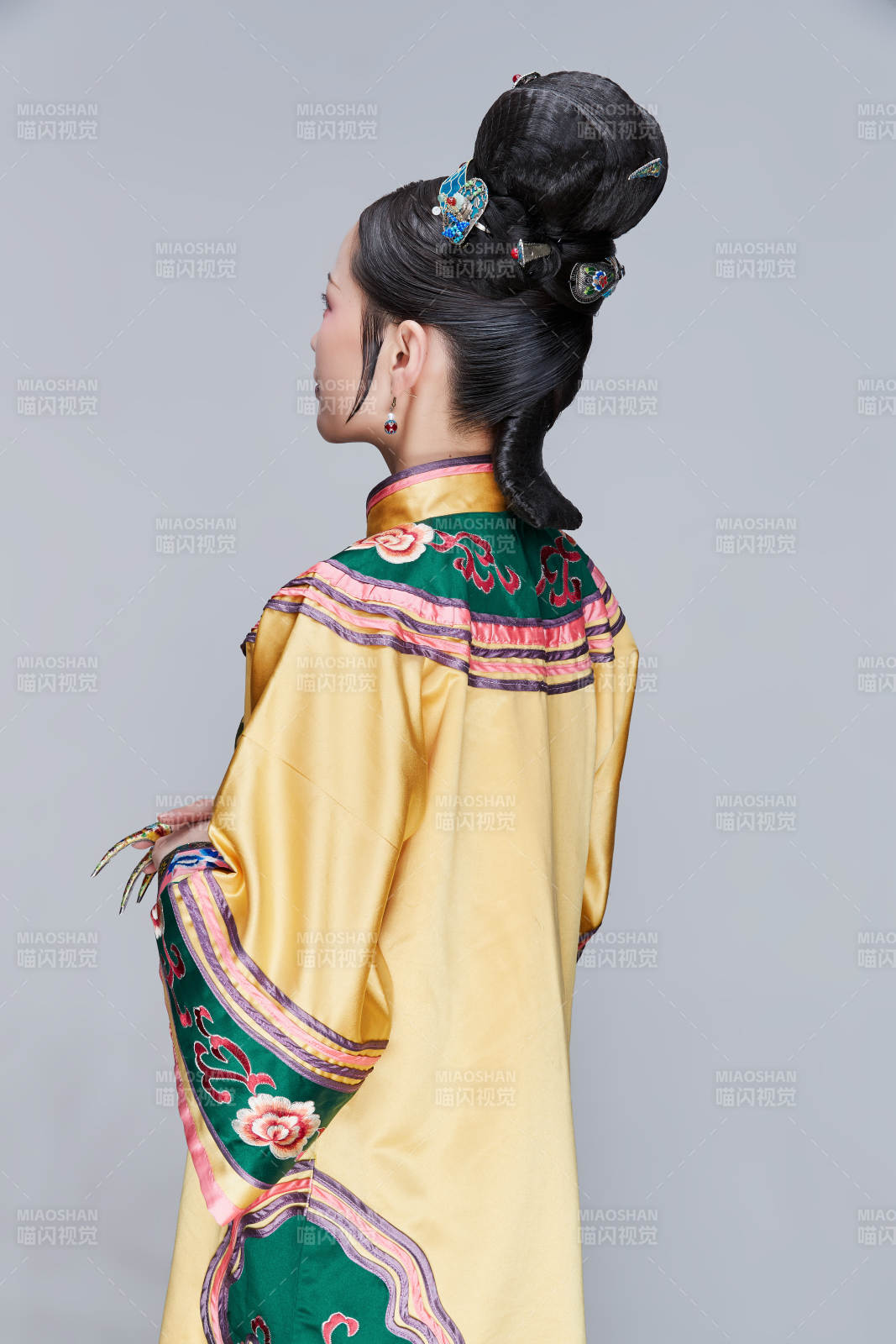 白色背景下的清代女性古装造型清朝古装图片